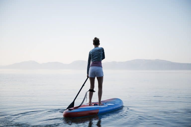 Lac d’Annecy : découvrez les bienfaits insoupçonnés du paddle pour votre santé